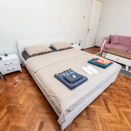 Kadikoey Merkezde Lueks Apartament